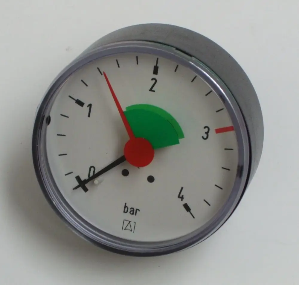 Manometer von Daikin mit Skala bis 4 bar. Zeiger zeigt auf 3 bar. Zifferblatt mit rotem und grünem Bereich, weiße Hintergrundfarbe, klare Ziffern und Markierungen.